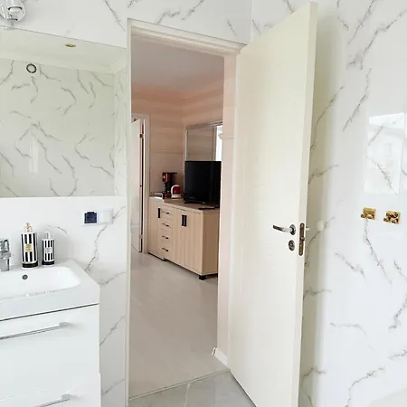 Niebieski - Goscimy Tylko Dzieci Z Rodzicami - U Nas Dzieci To Vipy!